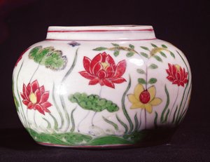 Tou tsai decorado en colores esmaltados, período Cheng-Hua